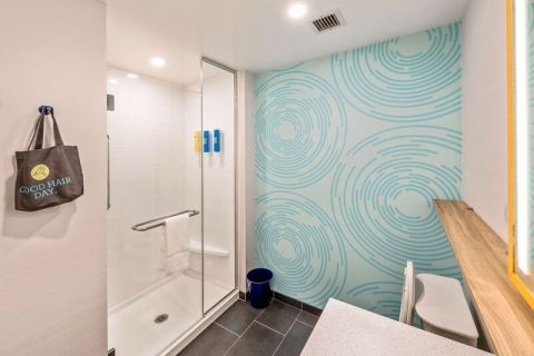 宽敞的全淋浴浴室拥有充足的照明和顶级洗浴设施。（照片：美国商业资讯）