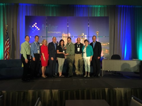 Representatives from METCOM 911, Oregon, accept their award from Tyler Technologies. (Photo: Business Wire)