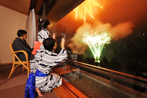 Enjoy viewing beautiful fireworks at Ryuguden Ryokan in Hakone - Fireworks at Ashinoko, Hakone (Photo: Business Wire)