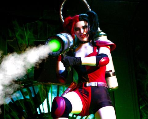 Making her Six Flags theme park debut, a life-like animatronic of the DC Super-Villain, Harley Quinn, sprays laughing gas on riders at Six Flags Magic Mountain’s new JUSTICE LEAGUE: Battle for Metropolis attraction. Riders are members of the JUSTICE LEAGUE Reserve Team to save the City of Metropolis with climactic interactive battle scenes between the DC Super Heroes and Super-Villains. (Photo: Business Wire)