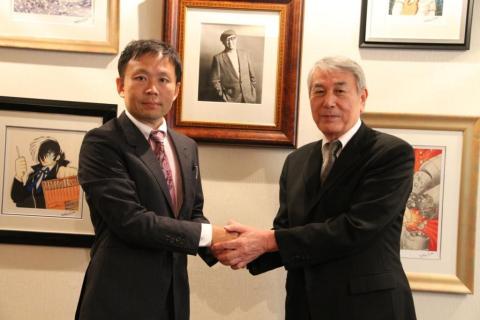 In front of photo of TEZUKA OSAMU, at Tezuka production. left) Konoshita, CEO of Wedge holdings / right) Mr. Matsutani, president of Tezuka production (Photo: Business Wire)