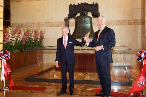 Bob Green, Chairman of the Board (left) and Tony Ricci, CEO (right) unveil the new Jeff Koons sculpture Liberty Bell at Parx Casino®. (Photo: Business Wire)