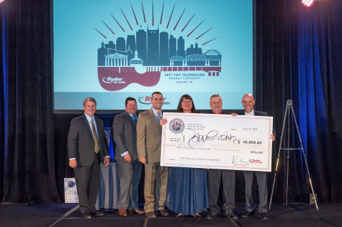 The 2017 Ryder Top Tech winner Robert Gonzalez holding his $50,000 check alongside his wife Suzanne; President of Global Fleet Management Solutions Dennis Cooke; Vice President of Maintenance & Engineering/Top Tech Chair Bill Dawson; Senior Vice President & Global Chief of Operations Tom Havens; and Chairman & CEO Robert Sanchez. (Photo: Business Wire)