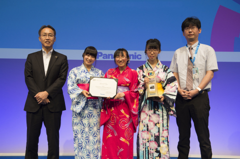 松下公司執行長Satoshi Takeyasu（最左邊）與中學組類別的最高獎得主、來自日本（福島）的學生合影留念。（照片：美國商業資訊）