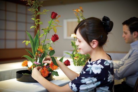 From August, 2017, Keio Plaza Hotel Tokyo starts special 45 minute classes to teach overseas guests about "Ikebana" flower arrangement workshops. (Photo: Business Wire)