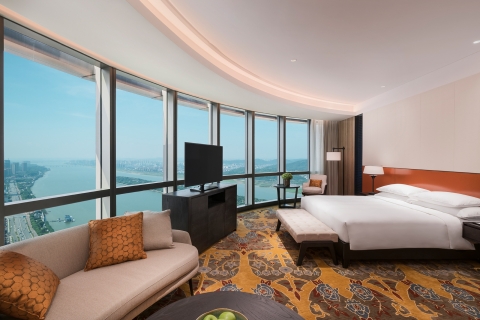 Grand Hyatt Changsha features 354 contemporary guestrooms, including 31 suites, with floor-to-ceiling windows that command breathtaking views of the city or Xiang River. (Photo: Business Wire)