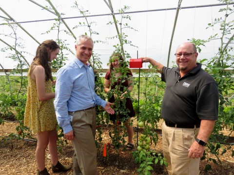 Analog Devices Smart Agriculture Manager Erick Olsen (center) and Senior Engineer Rob O'Reilly are pictured alongside ConVal Regional High School Farm to Fork Fellows viewing tomatoes grown with the company's crop monitoring solution. (Photo: Business Wire)