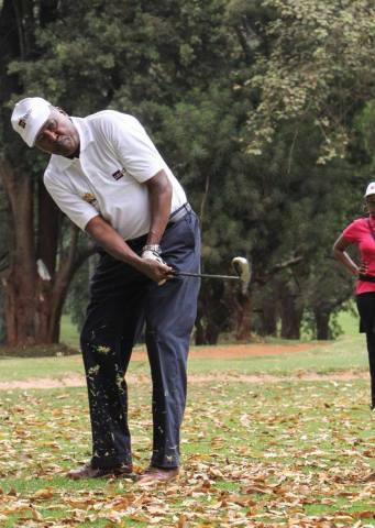 L'ambassadeur Dr Karau effectue un swing au tournoi de golf du président de l'AHF au Kenya en 2016. (Photo : Business Wire)