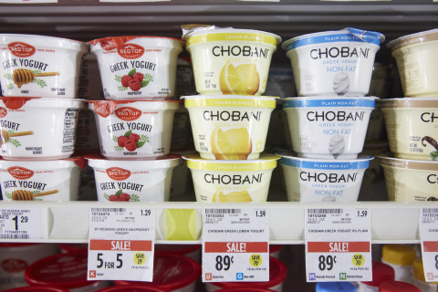 Raley's Shelf Guide provides transparency on the shelf, while highlighting products that meet strict standards for packaged food (Photo: Business Wire)