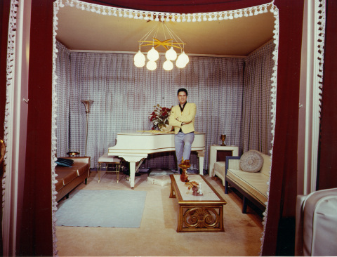 Elvis in the music room at Graceland in 1965 featuring the original white baby grand piano -- one of the most significant pieces of Elvis' musical history -- which will be returning to the Mansion as the finishing touch on a completely restored, 1960s-era music room to be unveiled December 16th as part of Graceland's first-ever holiday concert weekend. (Photo: Business Wire)