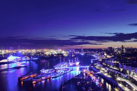 The internationally renowned light project Blue Port Hamburg once again transforms Hamburg’s night-time port into a magically glowing stage (Photo: Business Wire)