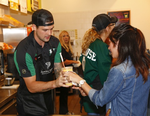 Dallas Stars captain Jamie Benn serves smoothies at Jamba Juice to support the National Multiple Sclerosis Society. (Photo: Business Wire)