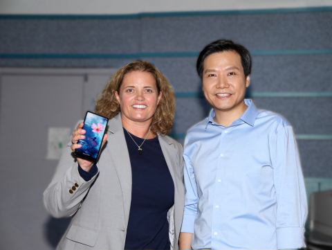 Laila Danielsen, CEO of Elliptic with Lei Jun, CEO of Xiaomi. Elliptic technology is behind the thin bezel in the new Mi Mix 2 phone. (Photo: Business Wire)