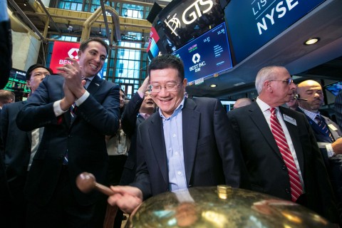 BEST Inc. Founder and CEO Johnny Chou rings the NYSE First Trade Bell to signify the opening of BEST’s stock and debut as a publicly-traded company. (Photo: NYSE)