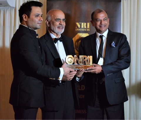 Global Upside CEO Ragu Bhargava (right) receives the Pride of India Award from Lord Diljit Rana at the House of Lords in London. Manu Jagmohan Singh (left) from the NRI Institute joins the ceremony. (Photo: Business Wire)