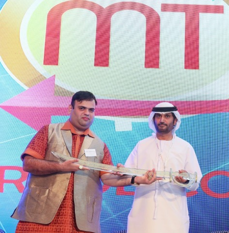 Amit Lakhanpal presenting a memorial gift to H.E. Sheikh Saqer Al Nahyan (Photo: AETOS Wire)