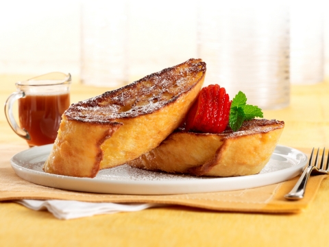 The Cheesecake Factory's weekend brunch menu includes Bruléed French Toast made with extra thick slices of rustic French bread. (Photo: Business Wire)