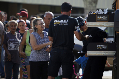 La gente hace cola para recibir baterías Duracell el viernes, 13 de octubre de 2017, en Barranquitas, Puerto Rico. (Ricardo Arduengo/AP Images para Duracell)