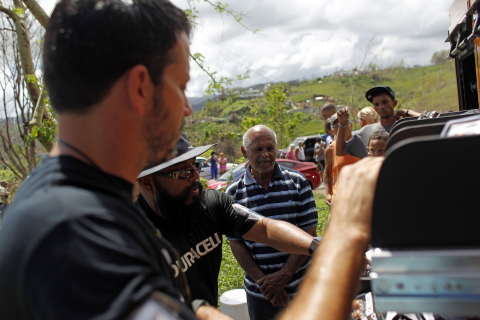 Miembros del equipo de Duracell distribuyen baterías el viernes, 13 de octubre de 2017, en Naranjito, Puerto Rico. (Ricardo Arduengo/AP Images para Duracell)