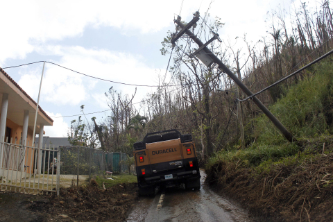 Un vehículo de Duracell PowerForward avanza por una carretera dañada, viernes 13 de octubre de 2017 en Naranjito, Puerto Rico. (Ricardo Arduengo/AP Images para Duracell)