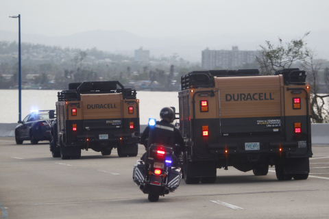 Un policía motorizado de Puerto Rico escolta a dos vehículos de Duracell PowerForward en una autopista de Puerto Rico para distribuir baterías por un valor superior a 1 millón de USD para el alivio ante los desastres el jueves, 12 de octubre de 2017, en San Juan, Puerto Rico. (Ricardo Arduengo/AP Images para Duracell)
