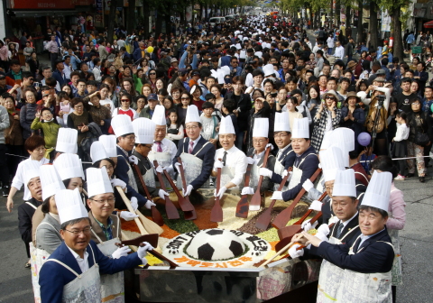 Jeonju, a UNESCO Creative City of Gastronomy, will host the 2017 Jeonju Bibimbap Festival, a food extravaganza with traditional Korean taste and charm. Under the slogan of "Mixing excitingly! Enjoying deliciously!" the festival will be held at Korean Traditional Culture Center and other spots in and around Jeonju from Oct. 26 to 29. The festival will offer the joy of eating to gourmets not only with traditional Jeonju cuisine including Bibimbap, but also with about 100 simple foods made using its recipes, street foods from around the world and dishes from other UNESCO Creative Cities of Gastronomy in Asia. Many other entertaining programs will be operated as well for visitors to participate. "Come together Bibimbap," an opening Performance, in which participants makes about 5,000 servings of Bibimbap together will be performed. (Photo: Business Wire)