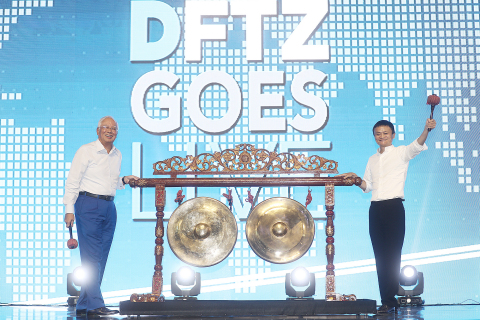 Alibaba Group Executive Chairman Jack Ma and Malaysian Prime Minister Dato' Sri Najib Tun Razak hit the gong to signal the first eWTP hub outside of China has gone live in Malaysia's Digital Free Trade Zone (Photo: Business Wire)