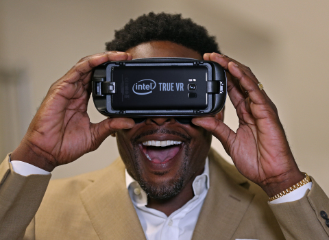 Former NBA player Chris Webber tries out the Intel True VR experience. Intel will become the Exclusive Provider of Virtual Reality for NBA on TNT beginning with NBA All-Star 2018 in Los Angeles. Live VR content for a regular schedule of marquee matchups will be available with the forthcoming NBA on TNT VR app on Samsung Gear VR and Google Daydream. (Credit: Intel Corporation)