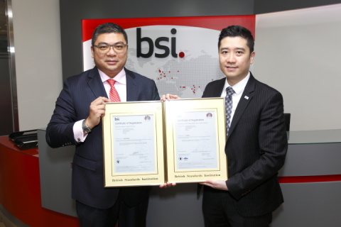 ISO 27001和ISO 27017頒證儀式，從左至右：Long Data Technology Limited執行董事Alex Hung先生，BSI香港辦事處總經理Enoch Lee先生（照片：美國商業資訊）