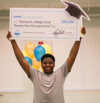 Damian Lee, a senior at Lake City High School in Lake City, South Carolina, celebrates winning a $25,000 Bridging the Dream Scholarship from Sallie Mae. (Photo: Business Wire)