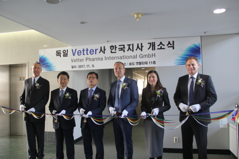 Another ribbon cutting ceremony takes place for Vetter in the Asia Pacific region. Left to right: Mr. Michael Vetter (Strategic Market Development, Vetter), Mr. Park Yoon-bae (President, Incheon Business Information Technopark), Mr. Cho, Dong-Am (Vice Mayor for Political & Economic Affairs, Incheon Metropolitan City), Mr. Peter Soelkner (Managing Director, Vetter), Mrs. Chervee Ho (Director Key Account Management Asia Pacific, Vetter) and Mr. Oskar Gold (Senior Vice President Key Account Management and Marketing/Corporate Communications, Vetter). Picture source: Vetter Pharma International GmbH