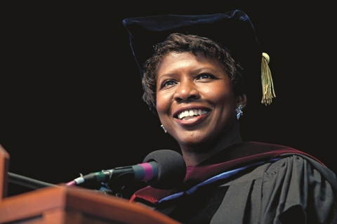 Gwen Ifill delivers the 2009 Commencement address at Simmons College (Photo: Business Wire)