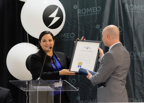 Vernon Mayor Ybarra with Porter Harris from Romeo Power Technology (Photo: Business Wire)