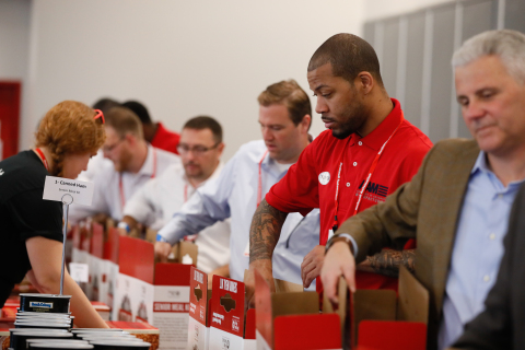 Rockwell Automation employees, partners and customers joined forces with the United Way to package Thanksgiving dinner kits for Houston-area seniors and families. Together, the two organizations are helping to distribute dinner kits to residents after the conclusion of the Automation Fair event. (Photo: Business Wire)