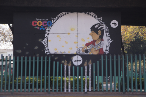 Intervienen muros de la CDMX con personajes e imágenes de la película de Disney Pixar COCO. (Photo: Business Wire)