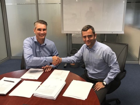 (l to r) Paul Cox, managing director Vopak Terminal Durban (Pty) Ltd and Fluor's general manager Sub-Saharan Africa, Alejandro Escalona. (Photo: Business Wire)