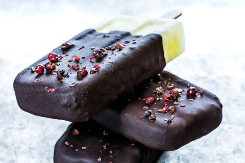 The Pineapple Lime Bar, one of Parker Products' 2018 feature flavors, is a pineapple lime sorbet dipped in dark chocolate and garnished with pink peppercorn. (Photo: Business Wire)