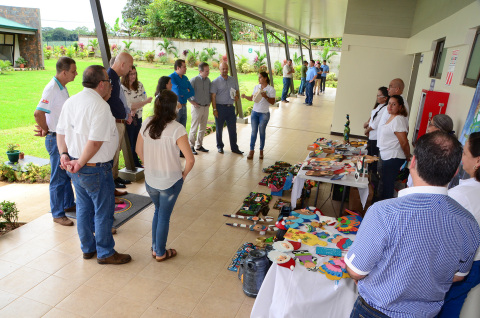 Los Trabajadores de Dole Pineapple Abren un Centro Comunitario Gracias a Fair Trade
