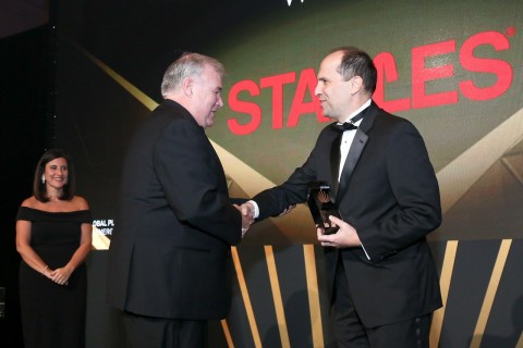 Bob Valair, Director of Energy Management (left), accepts the Corporate Social Responsibility award on behalf of Staples from Ira Joseph, Global Head, Gas & Power Analytics, S&P Global Platts (right), at the 2017 Global Platts Energy Awards ceremony. (Photo: Business Wire)