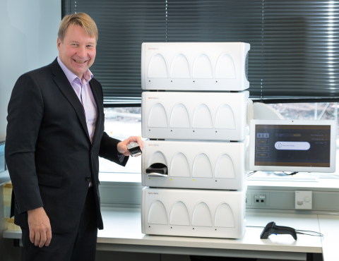  Tuomas Tenkanen (Mobidiag CEO) and the fully automated Novodiag® system (Photo: Mobidiag)