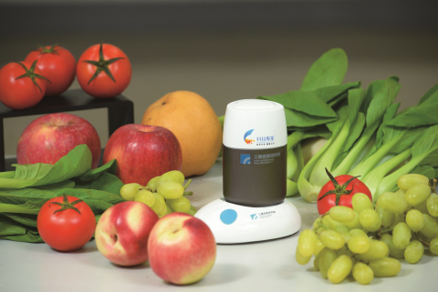 ITRI’s Handheld Pesticide Residue Detector is a portable device that can determine whether pesticide residues are within a safe range when washing fruits or vegetables. (Photo: Business Wire)