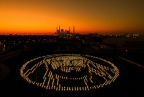为了庆祝Zayed年，由学生们组装的太阳能灯组成了其肖像形状，以纪念Sheikh Zayed殿下。（照片：AETOSWire）