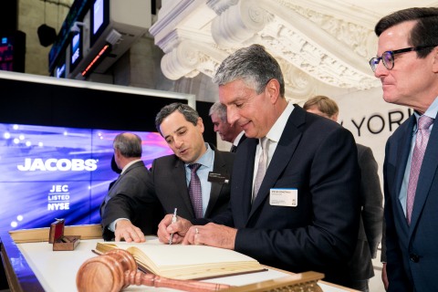 Jacobs (JEC) Chairman & CEO Steve Demetriou (center) at the NYSE Closing Bell® ceremony, with NYSE Listings & NYSE Services VP Chris Taylor (left) and Jacobs CFO Kevin Berryman (right). (Photo: Business Wire)