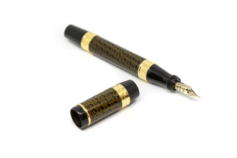 All Ancora Fountain Pens have 18K gold nibs (Photo: Ancora)