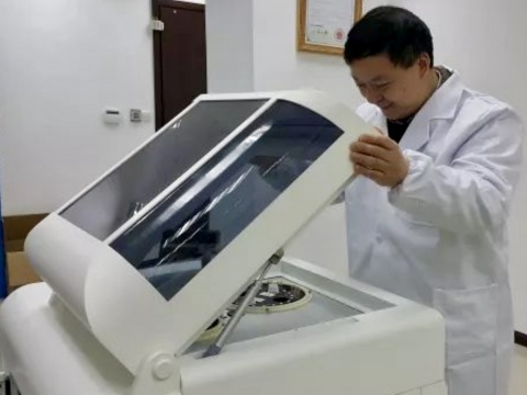 Anpac Bio-Medical Science Company CEO Dr. Chris Yu inspects one of the company's proprietary "Cancer Differentiation Analysis" (CDA) liquid biopsy technology devices before screening simple, standard blood tests signals of early disease. Anpac Bio's CDA technology consistently detects 26+ cancers, with a 75%-90% sensitivity/specificity rates, usually identifying the disease at its earliest stages. And it does so without any harmful side effects in patients; generating far fewer "false positives"; at a cost substantially lower than traditional testing; and generating results within minutes of sample submission. Fully-commercialized with 200 patents filed worldwide, Anpac Bio and its respected medical research partners are celebrating #NationalCancerPreventionMonth by surpassing a new global milestone: processing 60,000+ independently-corroborated CDA tests for early cancer screening and detection; as well as monitoring cancer treatment, effectiveness, and recurrence. (Photo: Business Wire)