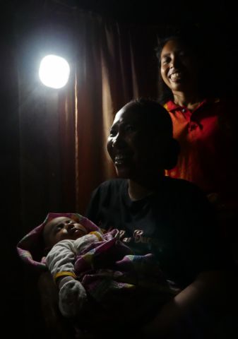 Solar lanterns donated to the Indonesia Midwives Association allow babies to be born safely in well-lit rooms at night, instead of in the dark as before. (Photo: Business Wire)