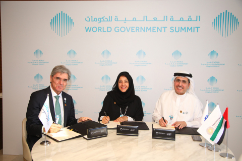 DEWA Group Photo during the MoU signature with Expo 2020 Dubai and Siemens to kick off region's first solar-driven hydrogen electrolysis facility (Photo: AETOSWire)