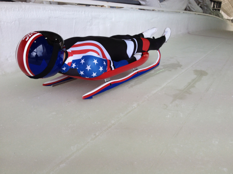 美国无舵雪橇队与来自世界各地的奥运选手们一起使用由他们的工程师和官方技术合作伙伴陶氏设计的雪橇进行比赛。这两家组织自2007年开始合作至今，通过科学、工程和技术的综合运用以实现卓越的雪橇性能。（照片：美国商业资讯）