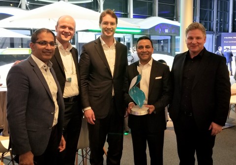 HARMAN President and CEO Dinesh Paliwal and President of HARMAN's Connected Car Division Mike Peters collect Special Supplier Award for Outstanding Technology and Innovation with Daimler and HARMAN team (Photo: Business Wire)