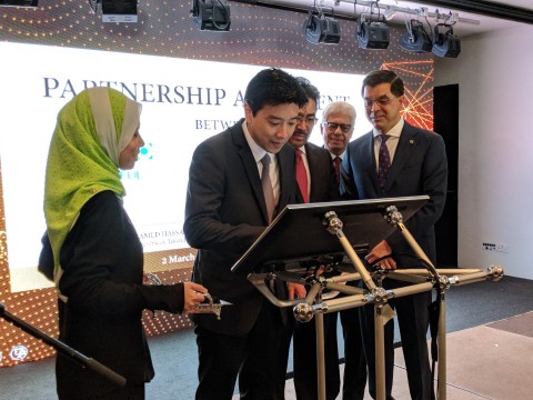 Dato’ Seri Ivan Teh, Group Chief Executive Officer of Fusionex International signing a partnership agreement between Fusionex and Takaful (Photo: Business Wire)